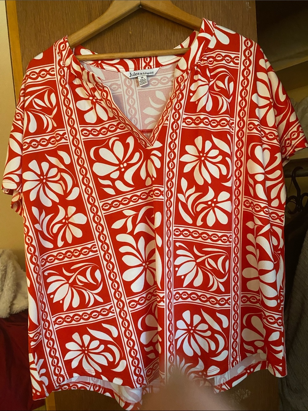 Jules & Leopold Plus Size 2X Red & White Floral Print Split Neck Top